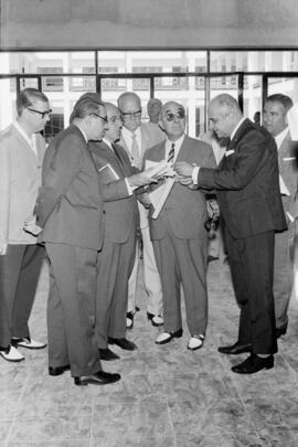 Autoridades visitan las obras de la Facultad de Ciencias Políticas, Económicas y Empresariales. Campus de El Ejido. Agosto de 1967