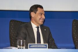 Juan Manuel Moreno Bonilla. Imposición de la Medalla de Oro de la Universidad de Málaga a Junta de Andalucía, Diputación Provincial de Málaga y Ayuntamiento de la capital. Paraninfo. Noviembre de 2023