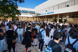 Ambiente tras el homenaje a los sanitarios en la Facultad de Medicina de la Universidad de Málaga. Campus de Teatinos. Octubre de 2021
