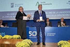 Entrega de la Medalla de Oro de la Universidad de Málaga a la Diputación Provincial de Málaga. Paraninfo. Noviembre de 2023