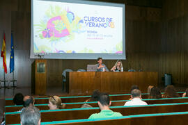 María Jesús Fernández presenta la conferencia de Xavi Martínez "Radio musical y talent show en televisión" del curso "Periodismo y comunicación". Cursos de Verano de la Universidad de Málaga. Ronda. Julio de 2018