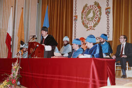 Investidura como Doctores "Honoris Causa" de D. Manuel Albar y D.ª Marjorice Grice-Hutchinson por la Universidad de Málaga. Teatro María Cristina. Enero de 1992
