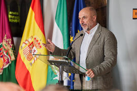 Eugenio José Luque. Inauguración del mural de Ángel Idígoras en la Facultad de Ciencias Económicas y Empresariales de la Universidad de Málaga. Campus de El Ejido. Junio de 2022
