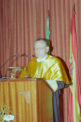 Investidura como Doctor "Honoris Causa" de D. Gonzalo Piedrola Angulo por la Universidad de Málaga. Paraninfo. Marzo de 2000