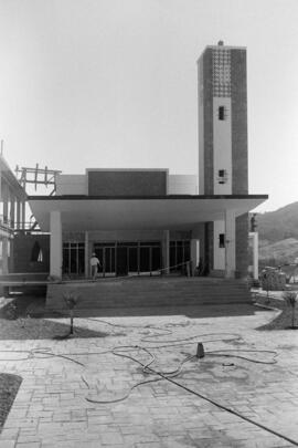 Málaga. Fachada de la Iglesia del complejo de la Facultad de Ciencias Políticas, Económicas y Comerciales en construcción. Agosto de 1967