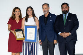 Entrega del premio "Carlos Sierra" a mejor Deportista Universitaria a la golfista Esperanza Serrano. Gala del Deporte Universitario 2019. Escuela Técnica Superior de Ingeniería de Telecomunicaciones. Junio de 2019