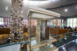 Biblioteca General con la instalación "Biblioteca de Babel XIII", de José Ignacio Díaz de Rábago. Campus de Teatinos. Enero de 2018