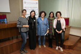 Foto de grupo previa a la mesa redonda "El emprendimiento femenino en la sostenibilidad y promoción de los entornos naturales". Seminario "Emprende 21". Facultad de Ciencias Económicas y Empresariales. Noviembre de 2016