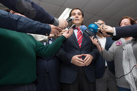 José Antonio Nieto, Secretario de Estado de Seguridad, atiende a los medios en su visita a Aeorum. Edificio de Institutos Universitarios. Febrero de 2017