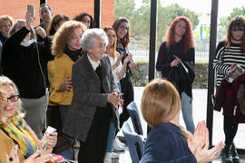 Intervención de la madre del artista. Presentación de la instalación "Biblioteca de Babel XIII", de José Ignacio Díaz Rábago. Biblioteca General. Enero de 2018
