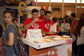 Estand de la Facultad de Ciencias Económicas y Empresariales. Jornadas de Puertas Abiertas de la Universidad de Málaga. Complejo Polideportivo Universitario. Abril de 2015