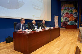 Eugenio Luque presenta la conferencia de Pablo Hernández de Cos en la Facultad de Ciencias Económicas y Empresariales de la Universidad de Málaga. Paraninfo. Octubre de 2022