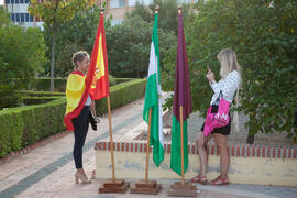 Alumnas posan entre banderas. Bienvenida a los alumnos de intercambio internacional de la Universidad de Málaga. Jardín botánico. Octubre de 2016