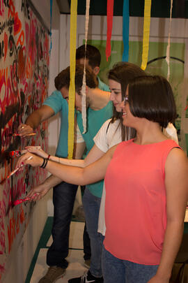 Creación de un mural. Jornadas de Puertas Abiertas de la Universidad de Málaga. Complejo Polideportivo Universitario. Abril de 2015