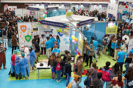 Estand de la Facultad de Ciencias de la Salud. Jornada de Puertas Abiertas de la Universidad de Málaga. Complejo Polideportivo Universitario. Marzo de 2022