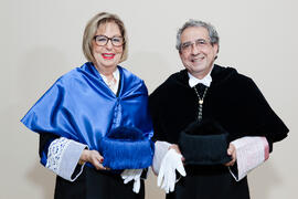 Retrato de José Ángel Narváez y Adelaida de la Calle previo a su imposición de la Medalla de Oro de la Universidad de Málaga. Paraninfo. Mayo de 2016