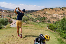 Jugada del golfista de la Universidad de Málaga. Campeonato Europeo de Golf Universitario. Antequera. Junio de 2019