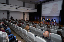 Luisa María Gómez del Águila presenta la conferencia "Dialogando" con Raquel Haro. Facultad de Psicología y Logopedia de la Universidad de Málaga. Febrero de 2022