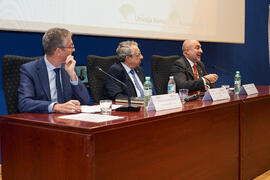 Eugenio Luque presenta la conferencia de Pablo Hernández de Cos en la Facultad de Ciencias Económicas y Empresariales de la Universidad de Málaga. Paraninfo. Octubre de 2022