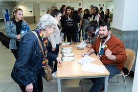 Entrega de acreditaciones. "Dialogando" con Ousman Umar. Facultad de Estudios Sociales y del Trabajo. Marzo de 2020