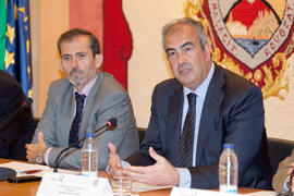 Francisco Javier Lara y Carlos de las Heras en la conferencia de Diego Carcedo ‘Porfirio Smerdou, un héroe casi anónimo’. Foro Alumni-UMA. Colegio de Abogados de Málaga. Junio de 2014