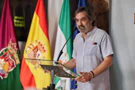 Intervención de Ángel Idígoras en la inauguración de su mural en la Facultad de Ciencias Económicas y Empresariales de la Universidad de Málaga. Campus de El Ejido. Junio de 2022