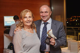 Entrega de obsequio a Aurora Gámez Amián. Cena homenaje al profesorado y PAS jubilado de la Facultad de Económicas. Hotel AC Málaga Palacio. Septiembre de 2014
