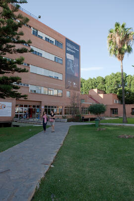 Facultad de Ciencias Económicas y Empresariales con cartel Conmemorativo del 50 Aniversario. Campus de El Ejido. Octubre de 2014