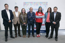 Foto de grupo previa a la conferencia "Dialogando", con Chema Alonso. Salón de actos de la E.T.S.I Informática y Telecomunicaciones. Abril de 2017