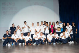 Entrega del premio Inclusión a los miembros de la Fundación Málaga Club de Fútbol EDI- Málaga Genuine. Gala del Deporte Universitario 2019. Escuela Técnica Superior de Ingeniería de Telecomunicaciones. Junio de 2019