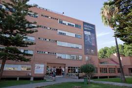 Facultad de Ciencias Económicas y Empresariales con cartel Conmemorativo del 50 Aniversario. Campus de El Ejido. Octubre de 2014