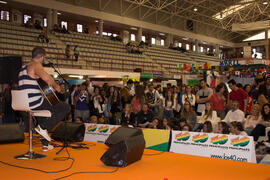 Concierto del III Certamen de Cantautores Destino UMA. Jornadas de Puertas Abiertas de la Universidad de Málaga. Complejo Polideportivo Universitario. Abril de 2015