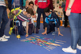Alumnos jugando mikado. Jornadas de Puertas Abiertas de la Universidad de Málaga. Complejo Polideportivo Universitario. Abril de 2015