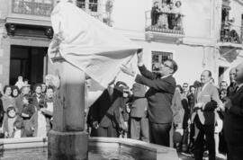 El alcalde Francisco García Grana descubriendo la escultura que corona la fuente de la plaza de Lagunillas. Málaga. Febrero de 1963