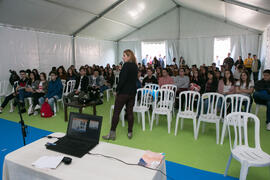 Profesora de Ciencias imparte una charla sobre su titulación. Jornadas de Puertas Abiertas de la Universidad de Málaga. Complejo Polideportivo Universitario. Abril de 2018
