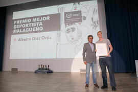 Entrega del Premio Mejor Deportista Malagueño a Alberto Díaz Ortiz en la Gala del Deporte Universitario 2017. Escuela Técnica Superior de Ingeniería de Telecomunicaciones. Junio de 2017