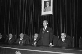Francisco García Grana, alcalde de Málaga, dirigiéndose al público desde la mesa presidencial de la Casa de la Cultura. Málaga. Enero de 1963