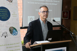 Gregorio García Reche presenta la exposición bibliográfica "La Biblioteca Universitaria y el Turismo Sostenible en Málaga". Biblioteca General. Abril de 2017