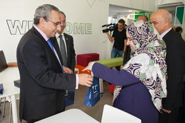 José Ángel Narváez y Hessa Al Otaiba en la inauguración de la Oficina de la Universidad de Sharjah, Emiratos Árabes. Jardín Botánico. Noviembre de 2015