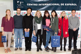 José Carlos Godoy, Sandra Reche y Daniel Mora con alumnos en su graduación en el CIE de la Universidad de Málaga. Centro Internacional de Español. Febrero de 2015