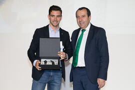 Entrega del premio al Mejor Deportista Universitario a Ignacio González. Gala del Deporte Universitario 2018. Escuela Técnica Superior de Ingeniería de Telecomunicaciones. Junio de 2018