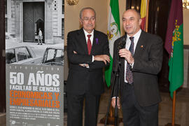 Francisco de la Torre y Eugenio José Luque en la inauguración de la exposición "Málaga, 50 años de la Facultad de Económicas" en el Archivo Municipal. Archivo Municipal. Noviembre de 2015
