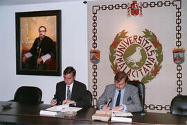 Firma de convenio entre la empresa de publicidad Walter Thompson y la Universidad de Málaga. Mayo de 1993