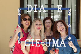 Las profesoras Elena Navarro, Sandra Reche, Ángela Hernández y Begoña Díez posan en la fiesta del Día del Español. Centro Internacional de Español de la Universidad de Málaga. Junio de 2016