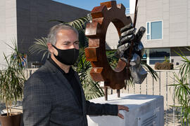 José Luis Martín García junto a su escultura en la Facultad de Estudios y Sociales y del Trabajo de la Universidad de Málaga. Campus de Teatinos. Marzo de 2021