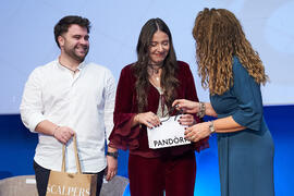 María Figueroa y Macarena Parrado. Entrega de la distinción "Oikonomos" de la Facultad de Ciencias Económicas y Empresariales de la Universidad de Málaga. Paraninfo. Diciembre de 2024