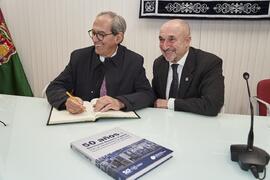José Manuel González Páramo firma el libro de visitas de la Facultad de Económicas tras la presentación del libro "50 años de doctores Honoris Causa por la Universidad de Málaga". Facultad de Ciencias Económicas y Empresariales. Febrero de 2024