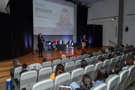 Luisa María Gómez del Águila presenta la conferencia "Dialogando" con Raquel Haro. Facultad de Psicología y Logopedia de la Universidad de Málaga. Febrero de 2022