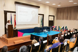 Marisa Martín Roselló presenta la conferencia "Dialogando para desmontar mitos sobre nutrición", con Aitor Sánchez. Facultad de Medicina. Marzo de 2017