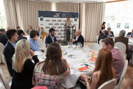 Intervención de Adelaida de la Calle. Entrega de becas Alumni-UMA a alumnos pertenecientes a la Hermandad de Estudiantes. Hotel AC Málaga Palacio. Mayo de 2015